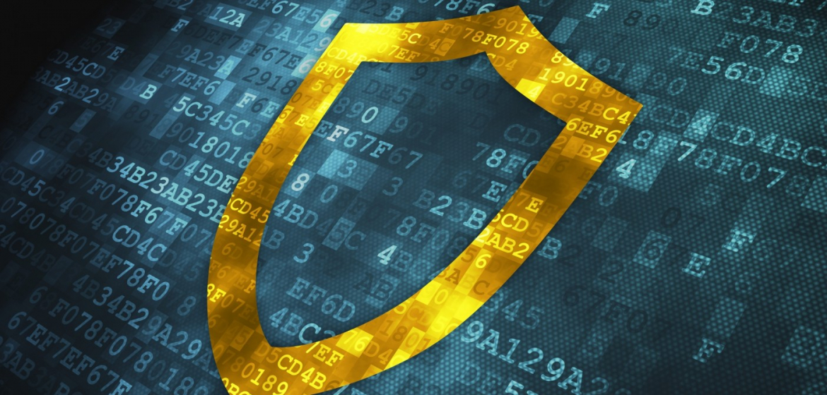 Человек платит кредитной картой в безопасном онлайн магазине.